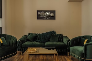 Executive Studio Suite, City View | Desk, iron/ironing board, free WiFi - Bizi House Accommodation (Drobeta-Turnu Severin)