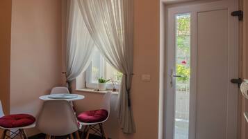 Suite estudio Deluxe, vista a la ciudad | Escritorio, tabla de planchar con plancha y wifi gratis