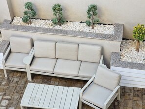 Outdoor banquet area - Bizi House Accommodation (Drobeta-Turnu Severin)