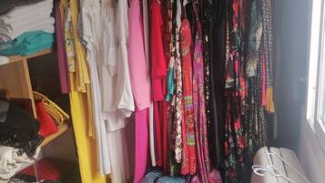 Huis | Badkamer | Een aparte badkuip en douche, een diep bad, handdoeken