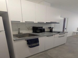 Frigorifero, piano cottura, bollitore elettrico