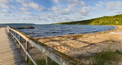 Anna's Place-Lake Superior Across the Highway, Downtown