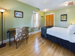 3 bedrooms, desk, iron/ironing board, free WiFi