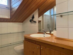 Shower, hair dryer, bidet, towels - Ca' Murazzi Apartment (Venezia)