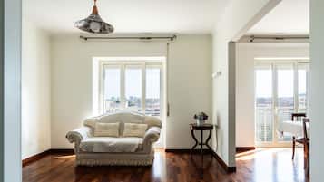 Basic-lejlighed | Opholdsområde | Fladskærms-tv