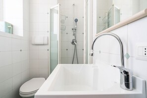 基本公寓 | 浴室 | 雨淋花灑、風筒、提供毛巾