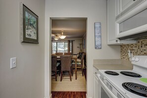 Fridge, microwave, stovetop, dishwasher - Sunset Rentals | Beckenham 203 (Hilton Head Island)