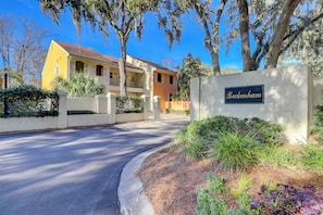 Exterior - Sunset Rentals | Beckenham 203 (Hilton Head Island)