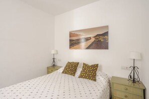 1 habitación, tabla de planchar con plancha, wifi gratis y ropa de cama 