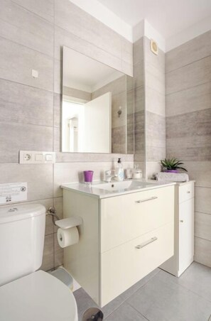 Asciugacapelli, asciugamani, sapone, shampoo