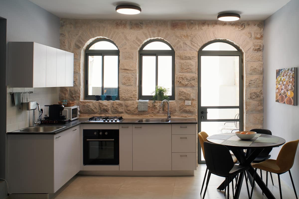 Design appartement | Privékeuken | Een koelkast/vriezer, een magnetron, een oven, een kookplaat