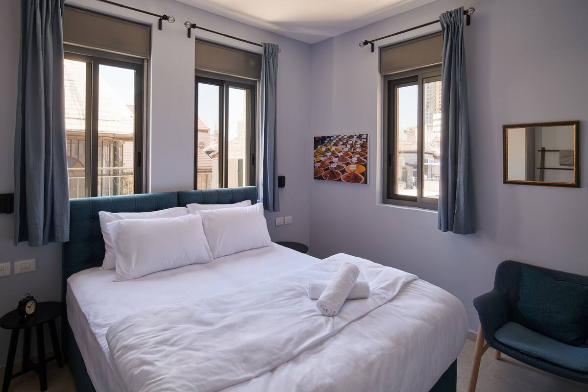 2 slaapkamers, een kluis op de kamer, een bureau, een laptopwerkplek