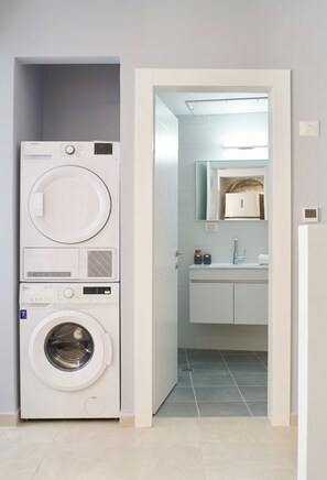 Apartamento de diseño | Baño | Ducha y bañera combinadas, secador de pelo, toallas y jabón