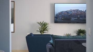 Departamento de diseñador, balcón, vista a la ciudad | 2 habitaciones, caja de seguridad en la habitación y escritorio