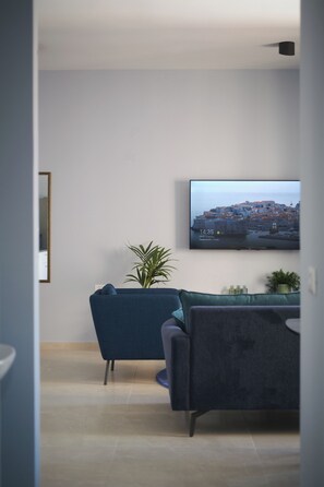 Apartamento de diseño, balcón, vistas a la ciudad | 2 dormitorios, caja fuerte, escritorio