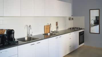 Apartamento de diseño, balcón, vistas a la ciudad | Cocina privada | Frigorífico grande, microondas, horno y placa de cocina