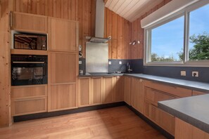 Een koelkast, een microgolfoven, een oven, een kookplaat