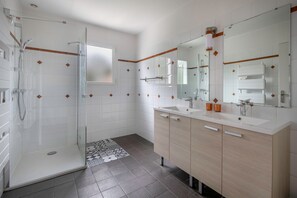 Douche, sèche-cheveux