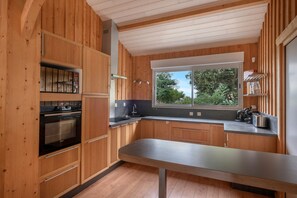 Kylskåp, mikrovågsugn, ugn och diskmaskin