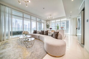 Departamento de lujo, 3 habitaciones, vista al mar | Área de sala de estar