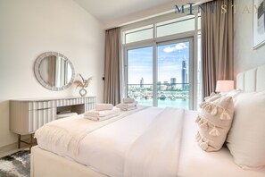 Appartement Deluxe, 1 chambre, vue port | Coffres-forts dans les chambres, bureau