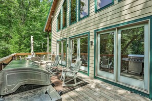 Outdoor spa tub - Sweet Mountain Dreams (3BR) with Views of Lake Glenville (Cullowhee)