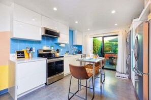 Refrigerador, microondas, horno, placa de cocina