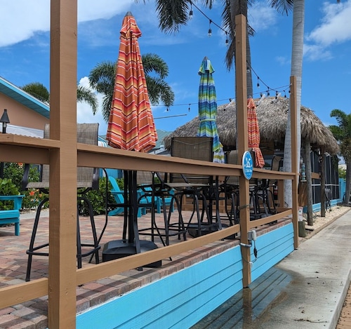 Cabana @ 2 Fish Inn Pool Side