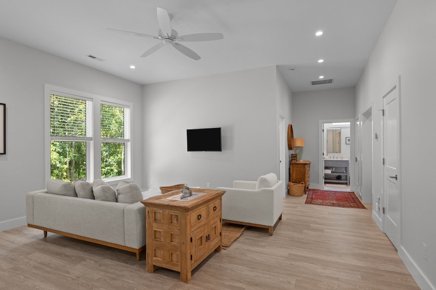 Simply Stylish One Bedroom- Easy Beach/pool Access - Emerald Isle, NC