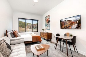 Schreibtisch, Bügeleisen/Bügelbrett, kostenloses WLAN, Bettwäsche