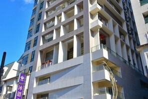 Un immeuble à plusieurs étages doté de balcons et de fenêtres.