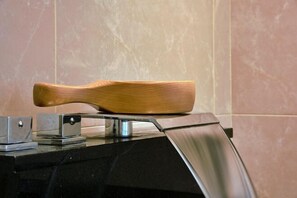 A kitchen counter with a wooden utensil holder and a metal appliance. - Muen Yuan Dong Hot Spring Hotel (Yilan)