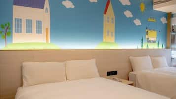 Quarto de hotel com duas camas, um mural grande na parede retratando casas e um carro amarelo, e um design simples e limpo.
