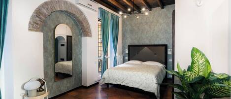 1 slaapkamer, een bureau, een strijkplank/strijkijzer, reisbedje