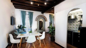 A modern kitchen with a tiled backsplash, a built-in oven, and a black countertop. - Quiet Trevi Fountain Apartment • Patio and Courtyard  (Roma)