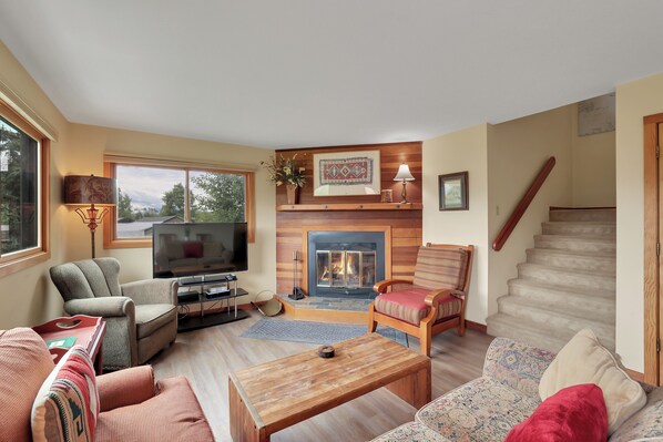 TV, fireplace - Cozy Mountain Retreat in Silverthorne! (Silverthorne)