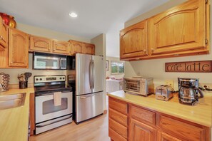 Fridge, microwave, oven, stovetop - Cozy Mountain Retreat in Silverthorne! (Silverthorne)