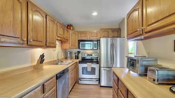 ثلاجة، ميكروويف، فرن، موقد طهي مسطح