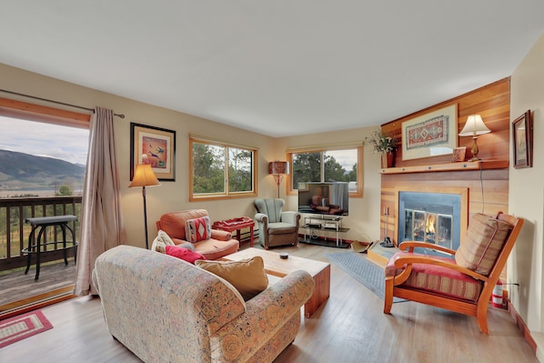 TV, fireplace