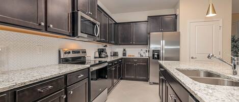 Een koelkast, een microgolfoven, een oven, een kookplaat