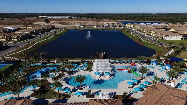 Un complexe hôtelier doté d’une grande piscine centrale, de plusieurs piscines plus petites et d’un espace aquatique.