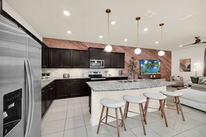 Kylskåp, mikrovågsugn, ugn och spishäll