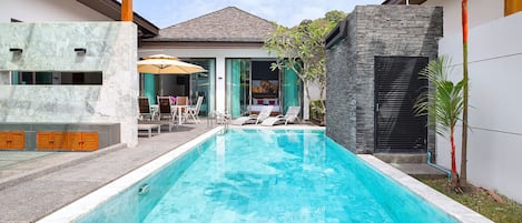 Piscine extérieure, chaises longues