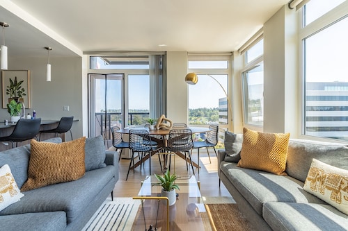 2BR | Lounge, Rooftop, Gym | Bellevue | Sophari C