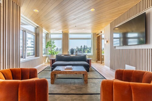 2BR | Lounge, Rooftop, Gym | Bellevue | Sophari C