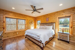 5 bedrooms, free WiFi, bed sheets - Dog Friendly Mountain Retreat w/ Bar & Hot Tub (McHenry)