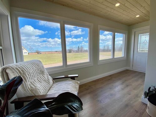 Charming Farmhouse on 2 acres, Sleeps 8. Only 5 mins from the beach