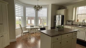 ثلاجة، ميكروويف، فرن، موقد طهي مسطح