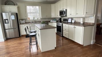 雪櫃、微波爐、焗爐、爐具