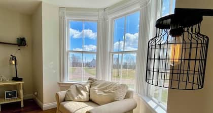 Charming Farmhouse on 2 acres , 5 mins from beach .